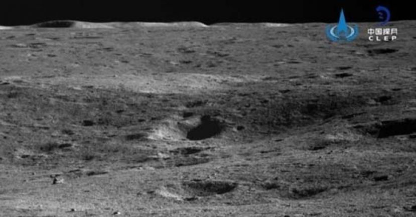 玉兔二号月球车拍摄的月球背面图片。