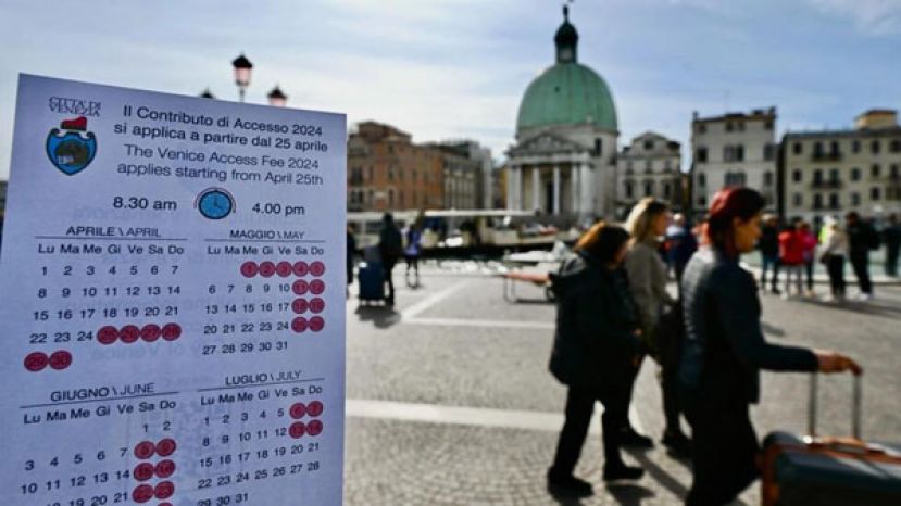 威尼斯街头日历海报用红色标示需要游客交费的日期。