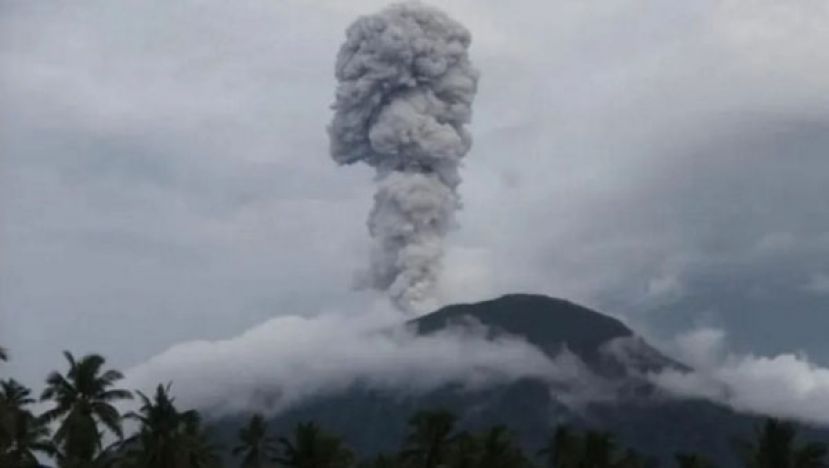 印尼东部的伊布火山喷发，喷出的火山灰柱高达3.5公里。