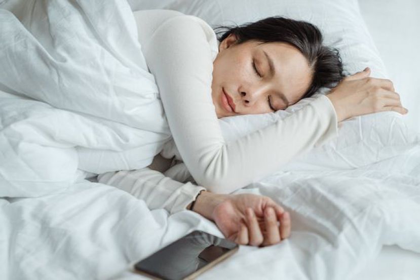 重复被闹钟叫醒的睡眠状态，长期累积下来可能对健康有害。