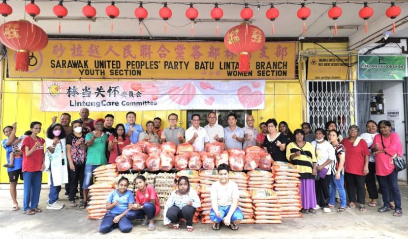 林当关怀委员会进行庆祝排灯节布施活动。前排右8起为田云华、林当关怀委员会主席许义华、拿督龚财兴、天猛公拿督陈如飞、砂人联党峇都林当支部主席薛华东、本固鲁鲁丝、王运才等人。