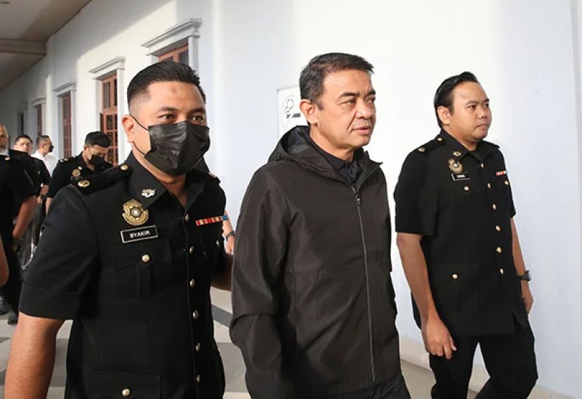 前任陆军司令被控4项涉非法活动收益的洗黑钱   他否认有罪