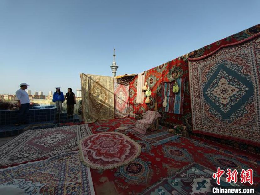 刘少洋为游客介绍民宿天台设施情况。