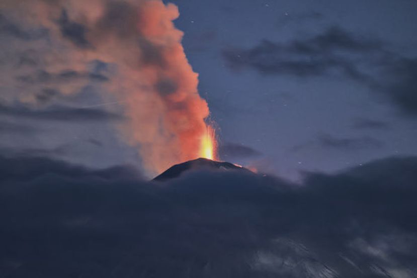 8月4日，克柳切夫火山喷发，将火山灰喷射到6公里高空中。