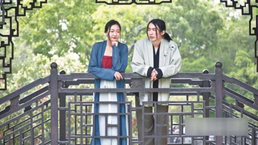 24岁的Grace（左）和18岁的Jerry同样是汉服爱好者。