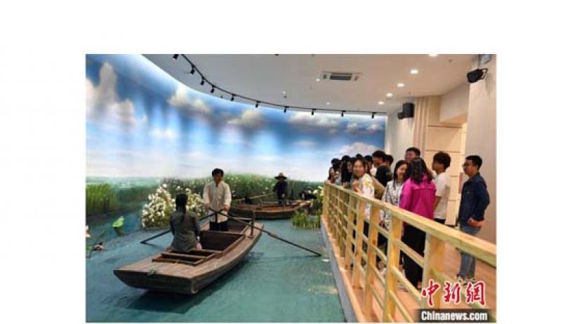 游客在白洋淀雁翎队纪念馆参观。