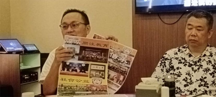 古晋潮州公会会长周文盛（右）表扬第一副会长陈家福为首的团队为公会创下了这辉煌的遍章。