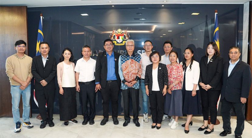 EACA与贵州省社会主义学院代表团拜会前首相拿督斯里依斯迈·沙比里，并进行合影留念。