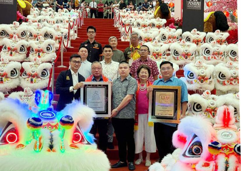 张庆信（前排左2）见证118头LED醒狮开光。
