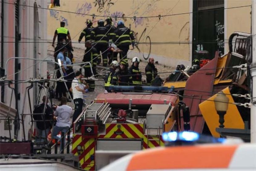 葡萄牙著名景点缆车脱轨，致15死18伤。