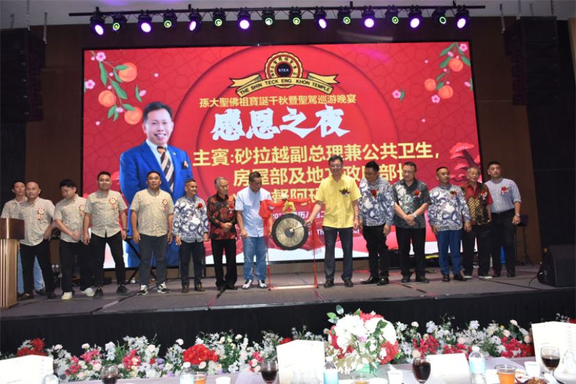 巴达旺市议会主席陈开为晚宴主持鸣锣仪式。