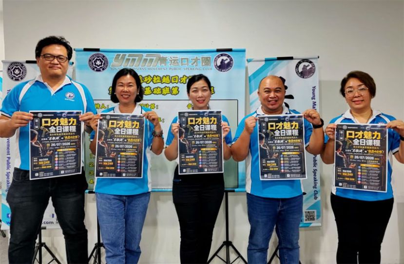 《第三届口才魅力》全日课程工委代表向民众展示海报，开始对外招收学员。