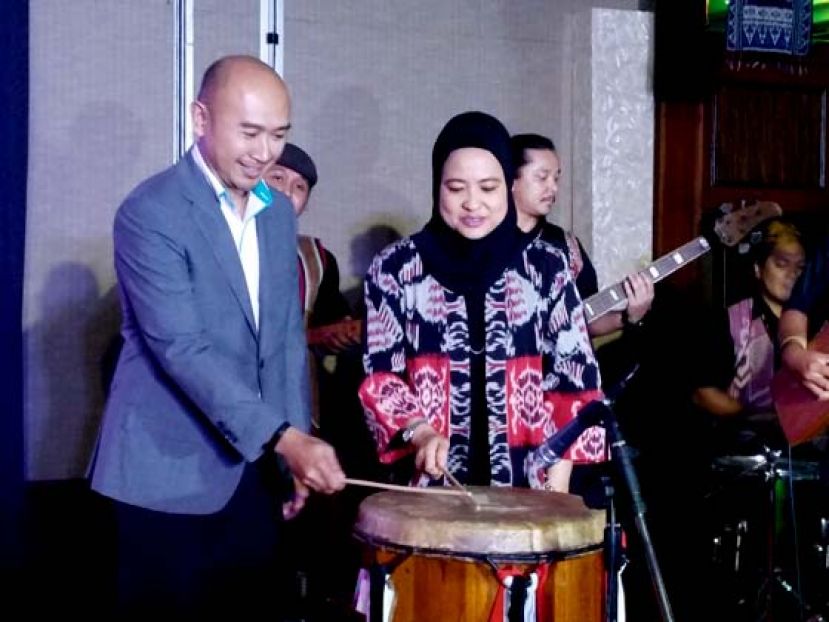 国油通讯策略组高级总经理扎哈丽雅与砂区总经理朱来希扎哈丽雅（右）为国油达雅节短片“父亲的鸟裳”主持推展礼。