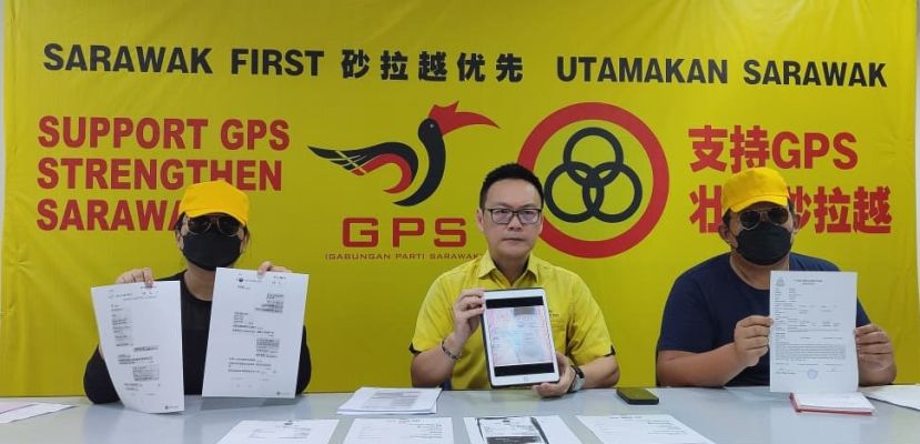 砂拉越人民联合党公共投诉局主任符祥威（中）和受害俩母子影于新闻发布会上。