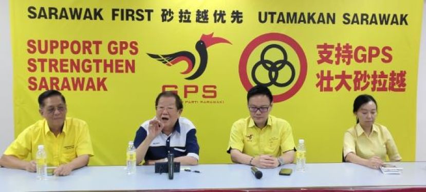 华公共投诉与服务局主任拿督斯里张天赐（左二）在传授38年&ldquo;打窿反诈&rdquo;实战经验时影。左为古晋省华人社区领袖协会会长天猛公拿督陈如飞；右起为砂人联党中央妇女组主席许德婉以及 砂人联党公共投诉局主任符祥威。