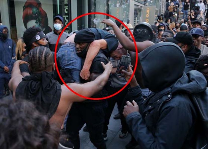 黑人将白人示威者扛在肩上。