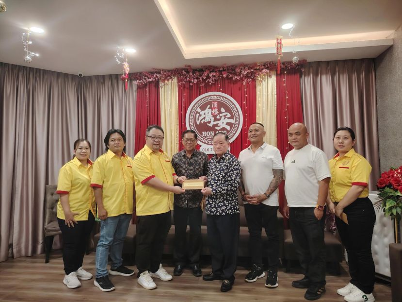 筹委会主席唐添顺移交（左三）移交邀请函予名誉顾问拿督斯里刘为强太平局绅（右四）。