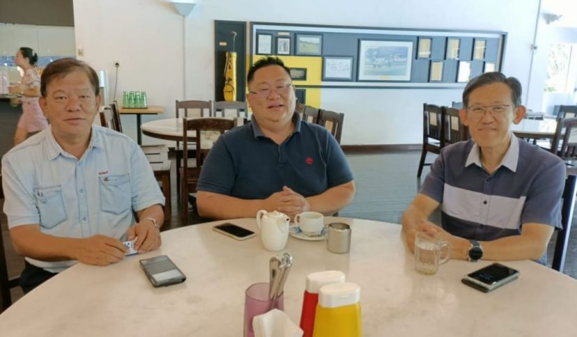 坊间社险福利觉醒推动团体及工作者将办感恩之夜款待社险古晋官员；右起为总策划薛华东、联合筹委主席张荣华、陈中兴。