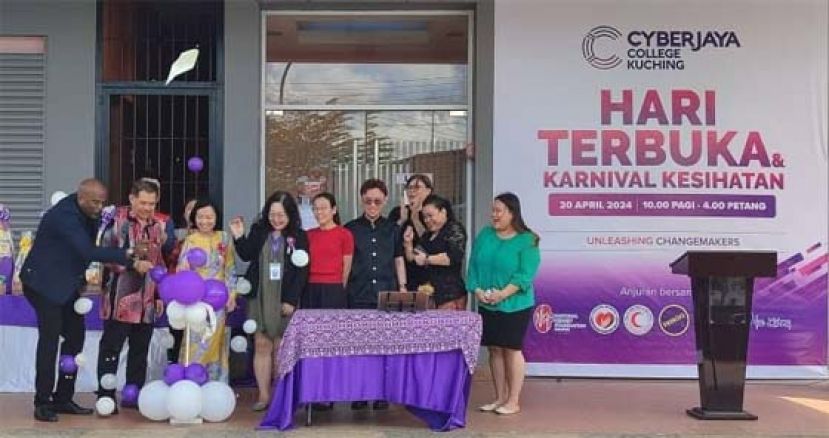 砂总理政治秘书许德婉（左三）为活动主持开幕时摄。左二为砂心脏中心院长默哈末阿斯里。