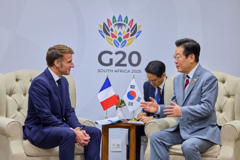 韩国总统李在明与法国总统马克龙进行会谈。