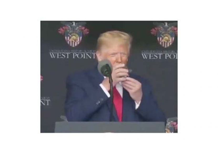 特朗普被拍到右手拿起水杯，却无法顺利让杯缘就口，他后来举起左手辅助，才顺利喝到水。