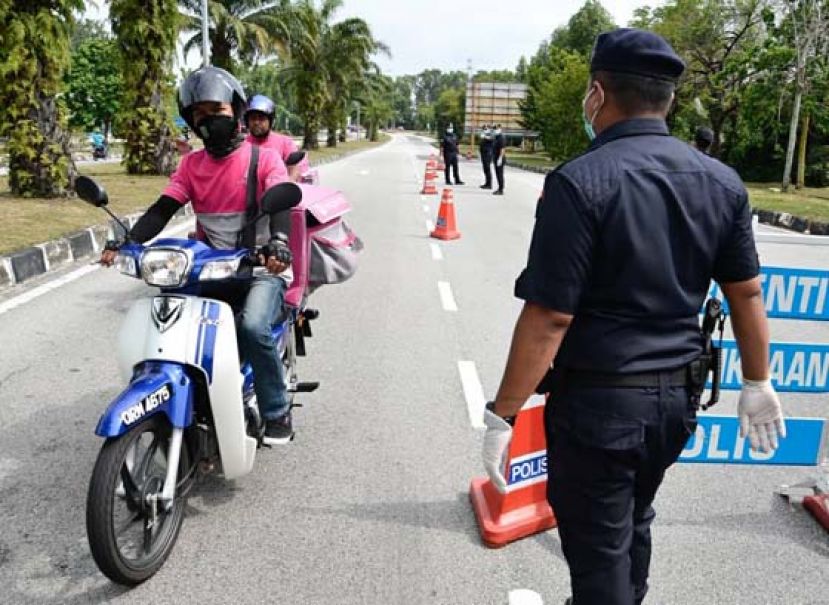 警方在全国设置路障检查来往车辆。