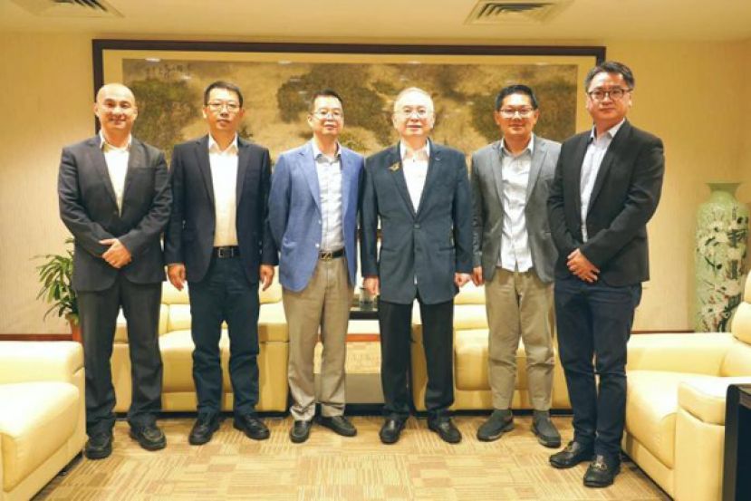 拿督林万锋（右二起）及魏家祥一同接见由潘三胜率领的代表团，并向他们介绍大马在招商引资方面的优势。