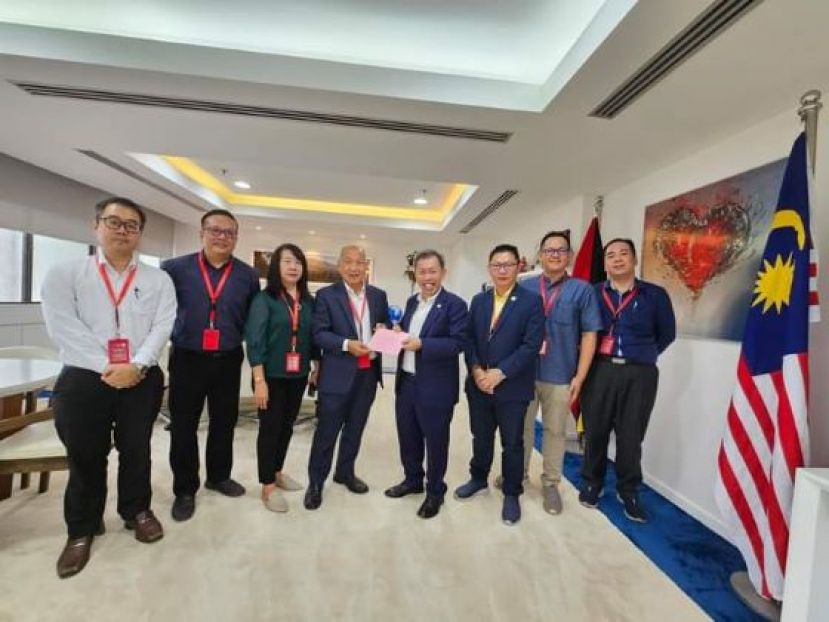 马佛总砂州分会主席拿督斯里郑正金在理事们的陪同下，移交邀请函于砂州副总理YB拿督斯里沈桂贤医生。