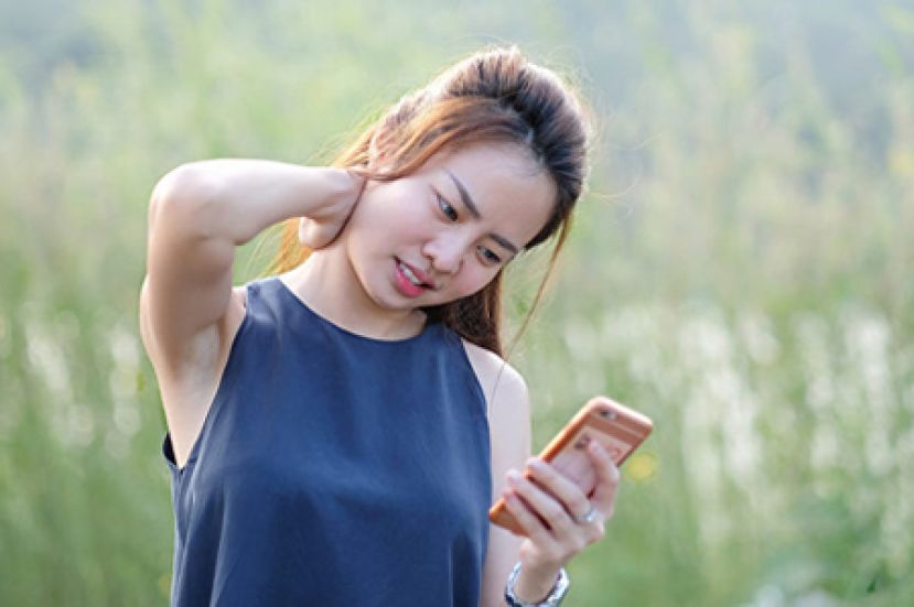 滑手机手麻脖子痛？简单三招保健颈椎