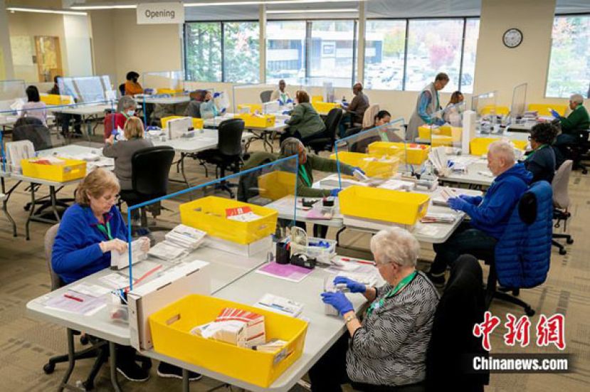 当地时间2024年10月28日，美国华盛顿州伦顿，选举总部计票过程持续进行。