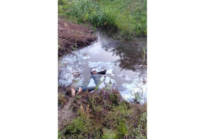 身份不明男死者双手遭捆绑惨死在偏僻污水沟渠中。