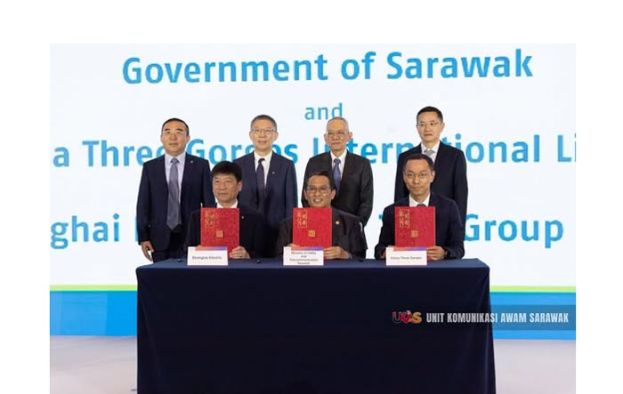 众人在签署仪式后合影。