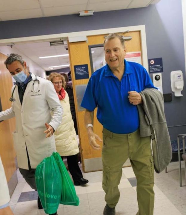 接受基因编辑猪肾脏移植后的蒂姆&middot;安德鲁斯（右）。