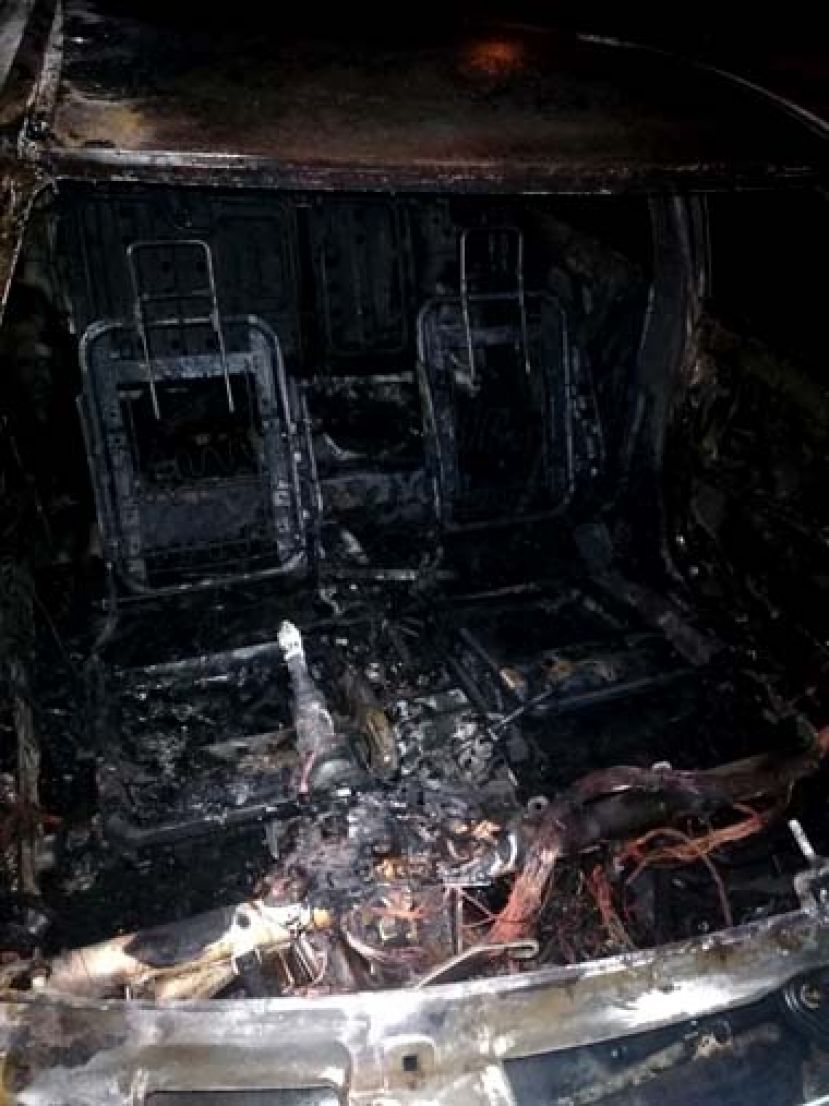 停放路旁轿车失火烧成废铁。