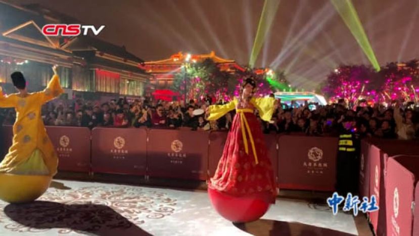 探访西安“网红”“不倒翁”表演者：努力带来更好的演出