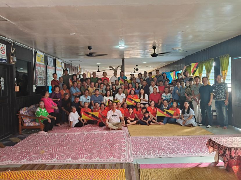 前二排坐者左三起为砂拉越奔驰野狼爱心俱乐部财政魏建成、副财政龚财源、甲必丹许碧珠、主席拿督蔡传伟、马格烈格朗干布鲁长屋乡村发展及安全委员会主席兼村长马格烈、古晋南市市议员杨嘉琪、会员赖国权、署理主席黄理平以及其及团员和长屋成员合照。