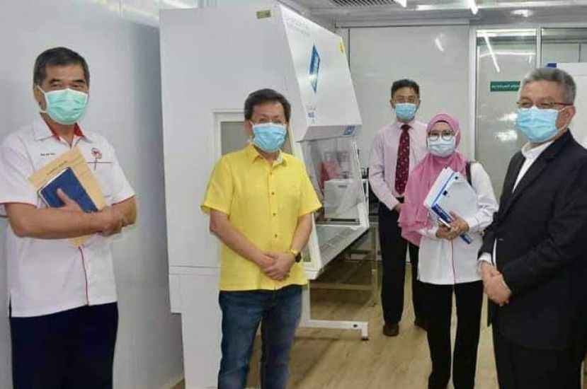 卫生部长阿汉巴巴（右一）在砂地方政府与房屋部长拿督斯里沈桂贤（左二）及砂卫生局长钱仁兴医生（左一）陪同下巡视砂拉越中央医院。