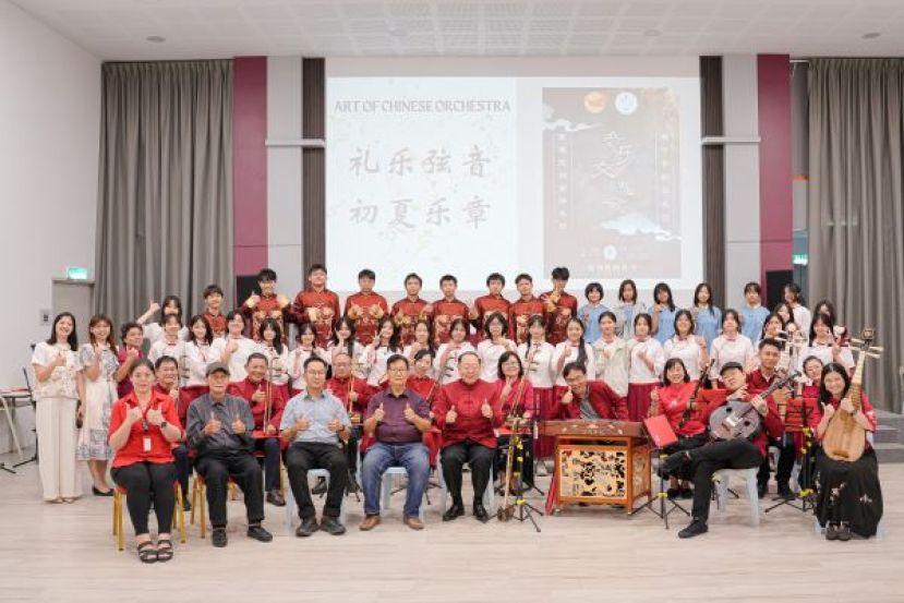 这是一张在今年5月7日假美里的南雁民族管弦乐团予廉中跨代传承以乐会友会的大合照。前排左四为古晋南雁民族管弦乐团的创始人邓玉忠，左五则是现任团长拿督黄起辉，他俩将在庆典上同台演出。