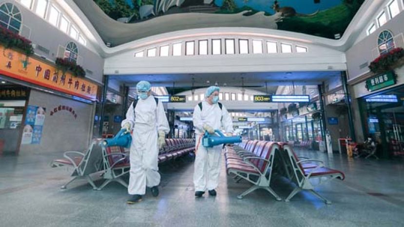 北京火车站安排专员消毒。