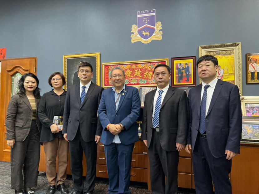 古晋南市市长黄鸿圣（右三）接见中国郑州政府团成员。左三为郑州市人民政府外事办公室副主任王学兵。