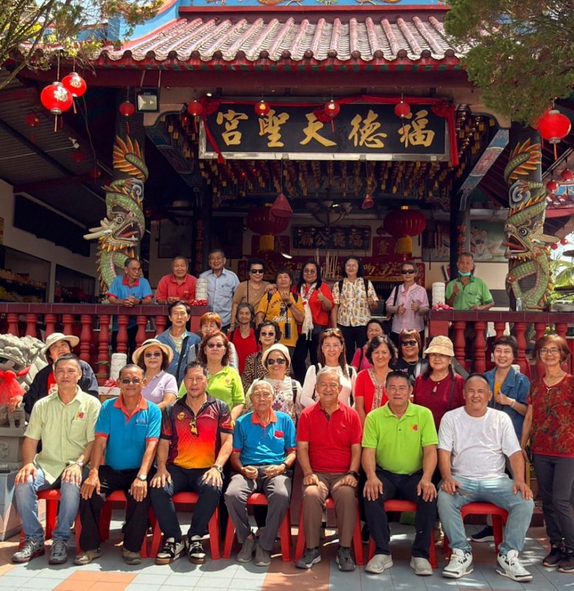 众人在吻龙福德公庙合影，坐者左起为古晋南市贩商公会主席陈春雄、吻龙福德天圣宫理事会文书杨六亿、社区领袖陈君义、吻龙福德天圣宫理事会主席汪木传、总理兼神事管理委员会主席李伟城、古晋南市贩商公会秘书黄维粮及财政陈雄顺。