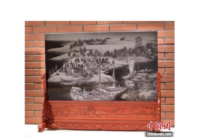 方士英创作的石影雕作品《千里运河图》沧州段。