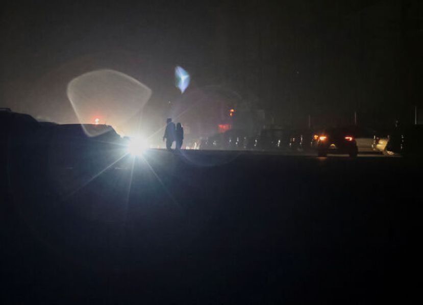 关键民用基础设施8日遭俄军袭击后，哈尔科夫市全市断电。