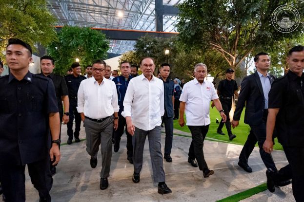 安华明日主持霹雳州史上最大型的教育奖励金颁发仪式 2500名各族学生获教育助学金