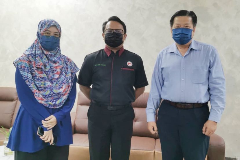 砂医总会长江宗兴（右起）拜会砂卫生局传统与辅助医药组主任莫哈末尤法兹医生及官员拉希雅都医生。