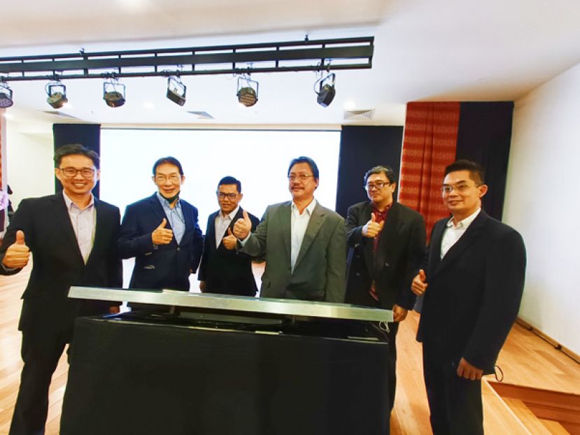 砂能源及环境永续部副部长哈兹兰（左四）主持世界环境日开幕。