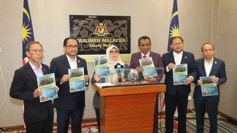 公账会主席玛斯艾米雅蒂(左3)与该会成员召开记者会。