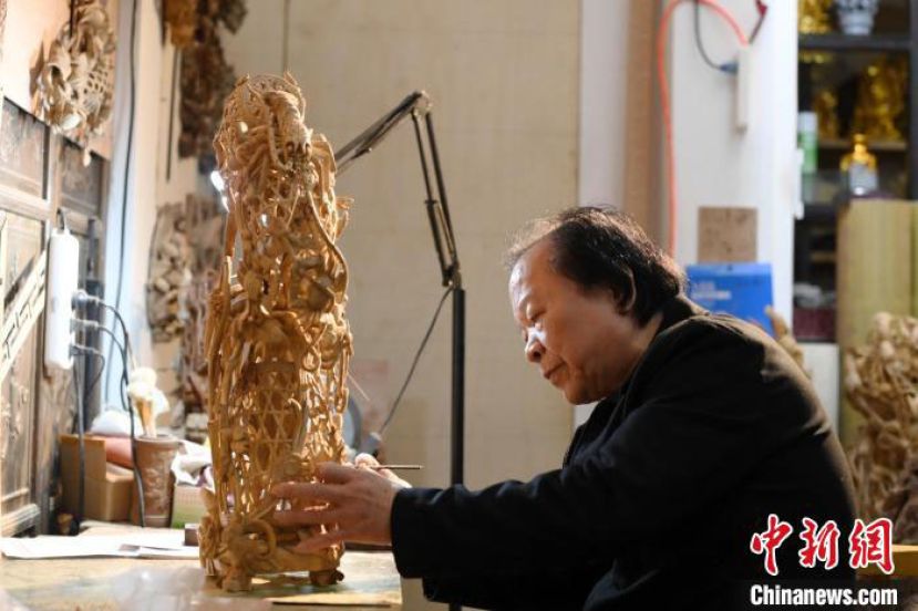 广东省潮州市，辜柳希在工作室制作潮州木雕《龙虾蟹篓》。