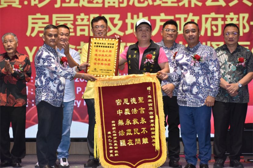 台湾新北市瑞方三凤宫高忠诚师傅（右四）赠送纪念品予古晋青草路圣德恩宫主席朱昌亮（左二）。