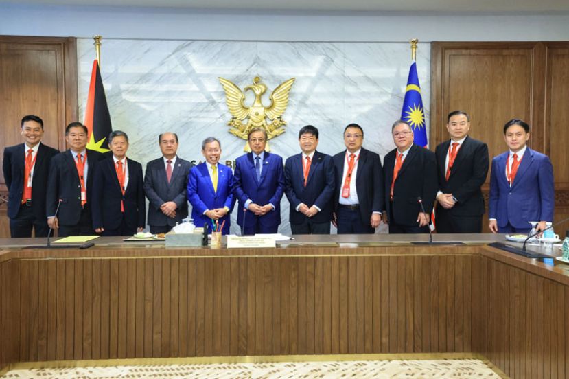 砂拉越总理拿督巴丁宜丹斯里阿邦佐哈里（左六）与副总理拿督阿玛沈桂贤（左五）、拿督格拉瓦加拉（左四）与砂中总会长江昌文（右五）、副会长拿督陈日枝（左三）、副会长拿督黄国辉（右三）、总秘书拿督蔡文铎（右四）及出席的理事大合照。